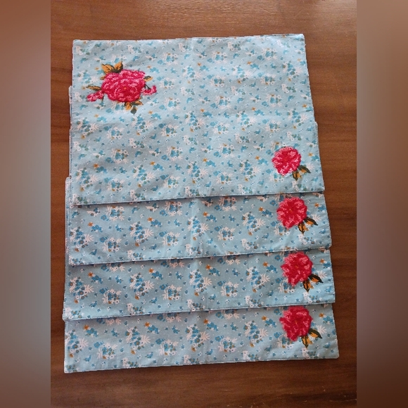 Set Of 4 Adorable Reversable Placemats Blue Floral Red Plaid Nice Size - Picture 3 of 10